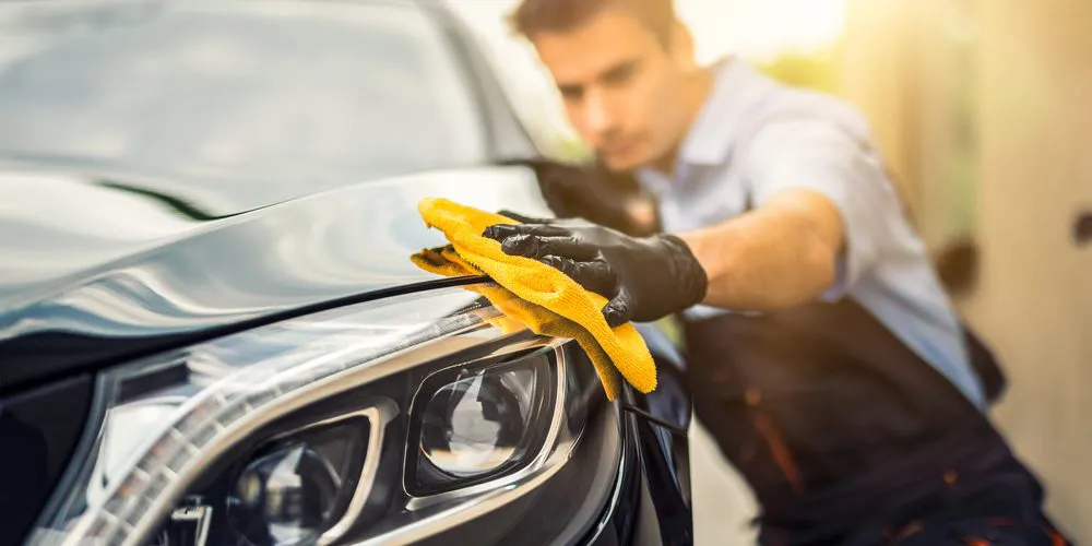 Revitalização e polimento de faróis automotivos